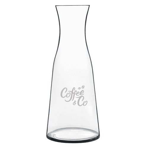 Glazen karaf Atelier 1 liter met fijn gegraveerd CoffeeCo-logo aan de voorzijde. Glazen karaf Atelier 1 liter met fijn gegraveerd CoffeeCo-logo aan de voorzijde.