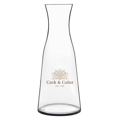 Atelier karaf 1 liter van glas met meerkleurig CorkColor-logo op het vooraanzicht gedrukt. Atelier karaf 1 liter van glas met meerkleurig CorkColor-logo op het vooraanzicht gedrukt.
