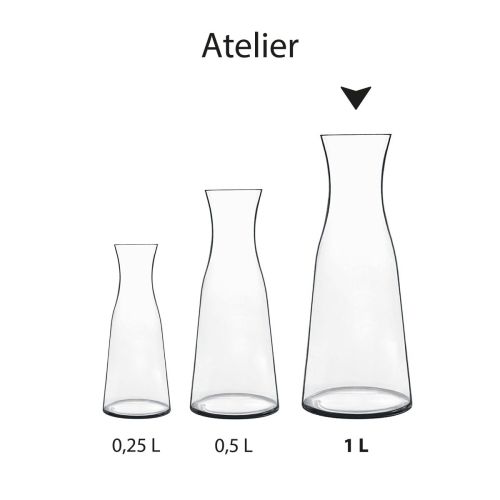 Karaf Atelier 1 liter van glas gepresenteerd samen met andere karaffen uit dezelfde productlijn. Karaf Atelier 1 liter van glas gepresenteerd samen met andere karaffen uit dezelfde productlijn.