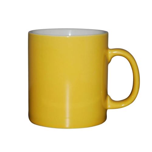 Vooraanzicht van geel-witte Kitty mok 30 cl in porselein, met zicht op de gladde cilindrische vorm en brede oor.