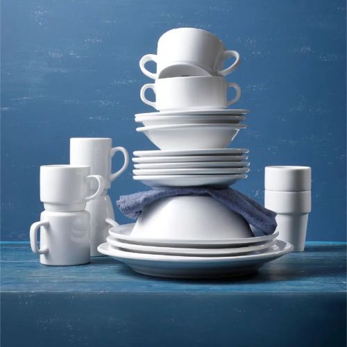 Sfeervolle weergave van Budgetline Breed kop en schotel 20 cl porselein tegen een blauwe achtergrond