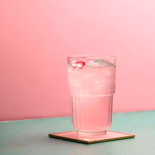 Longdrink Tarq 35 cl. filled long drink glass in an atmospheric setting