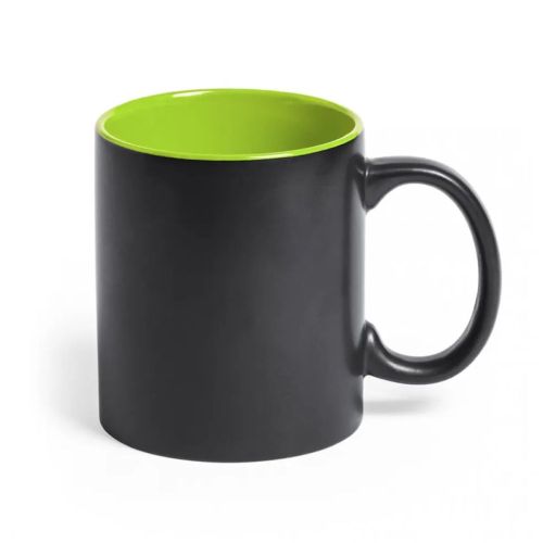 Zwarte mok Milo 35 cl. met lichtgroene binnenzijde in vooraanzicht, keramiek met gravureafwerking. Zwarte mok Milo 35 cl. met lichtgroene binnenzijde in vooraanzicht, keramiek met gravureafwerking.