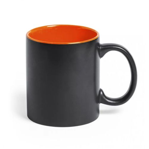 Zwarte mok Milo 35 cl. met oranje binnenzijde in vooraanzicht, keramiek met gravureafwerking. Zwarte mok Milo 35 cl. met oranje binnenzijde in vooraanzicht, keramiek met gravureafwerking.