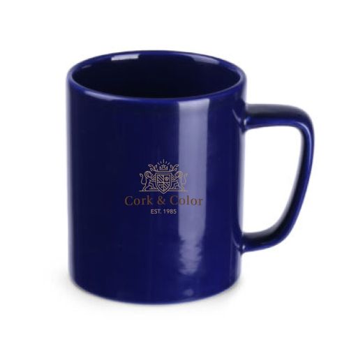 Voorzijde van mok met meerkleurige CorkColor-logo-opdruk op keramisch oppervlak.
