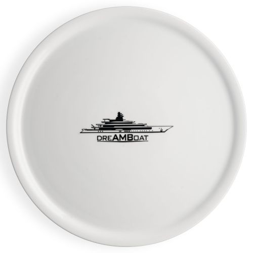 White porcelain pizza plate 32 cm with one-coloured dreAMBoat logo on front view, centrally placed on the plate