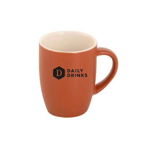 Mat bruine porseleinen Robusta mok 18 cl met zwart DailyDrinks-logo in vooraanzicht.