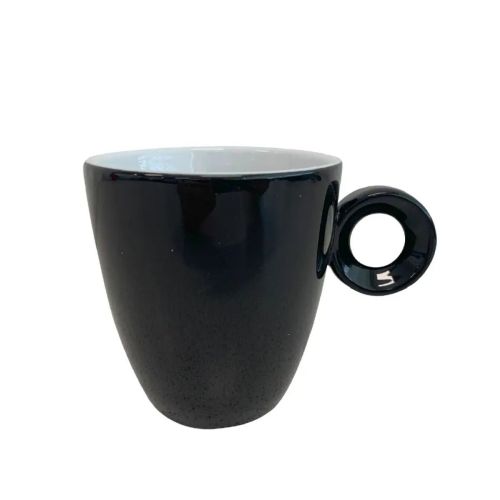 Vooraanzicht van Rondo mok 19 cl. van zwart-wit porselein met rechte vorm en oor aan de rechterzijde. Vooraanzicht van Rondo mok 19 cl. van zwart-wit porselein met rechte vorm en oor aan de rechterzijde.