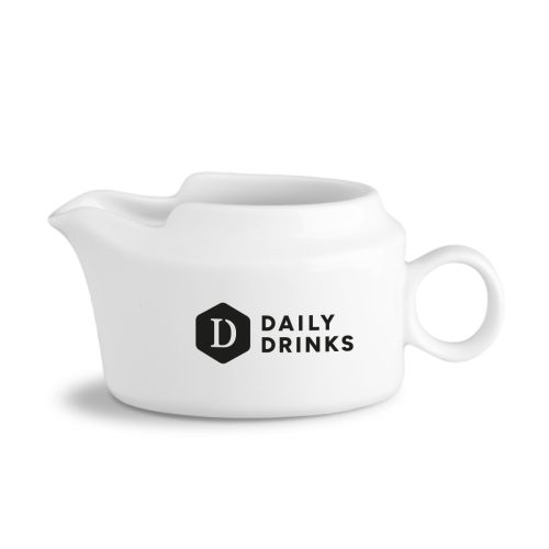 Porseleinen sauskom 25 cl met zwart DailyDrinks-logo in vooraanzicht, minimalistisch ontwerp.
