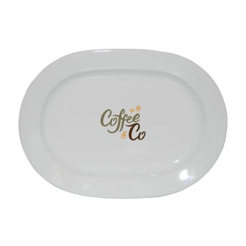 Porseleinen schaal Eva wit 24 x 17,5 cm met meerkleurig CoffeeCo-logo in vooraanzicht. Porseleinen schaal Eva wit 24 x 17,5 cm met meerkleurig CoffeeCo-logo in vooraanzicht.