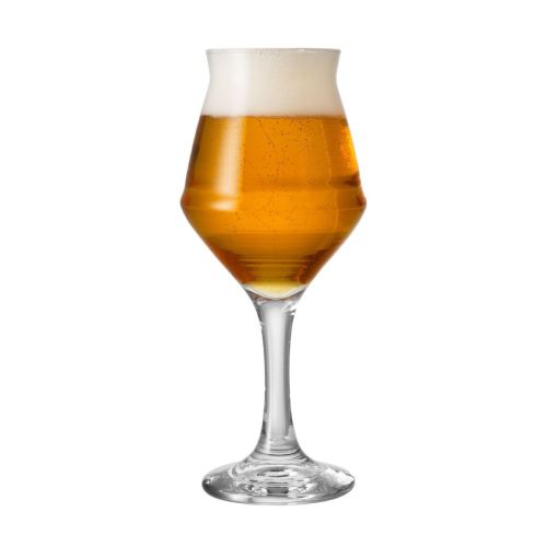 Gevuld Sommelier Kelch glas van 40 cl. op witte achtergrond, inhoud goed zichtbaar in het glas. Gevuld Sommelier Kelch glas van 40 cl. op witte achtergrond, inhoud goed zichtbaar in het glas.