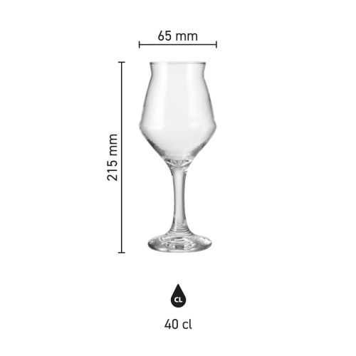 Gevuld Sommelier Kelch glas van 40 cl op witte achtergrond, inhoud goed zichtbaar in het glas. Gevuld Sommelier Kelch glas van 40 cl op witte achtergrond, inhoud goed zichtbaar in het glas.