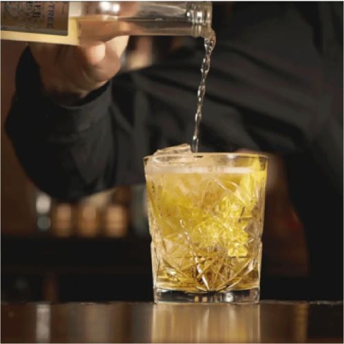 Tumbler Onis Hobstar 35 cl beverage glass in atmospheric hospitality setting