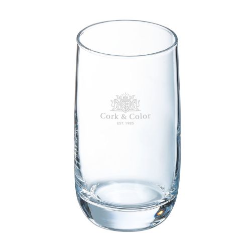 Vooraanzicht van de Vigne tumbler 33 cl van glas met subtiele logo-gravure, waarbij het CorkColor-logo in het glas is geëtst.