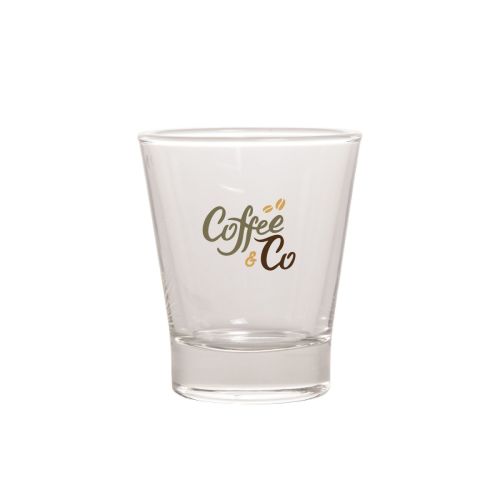 Vooraanzicht van Cafeïno 9 cl glas met kleurrijk logo van CoffeeCo in 2-4 kleuren op de voorzijde. Vooraanzicht van Cafeïno 9 cl glas met kleurrijk logo van CoffeeCo in 2-4 kleuren op de voorzijde.