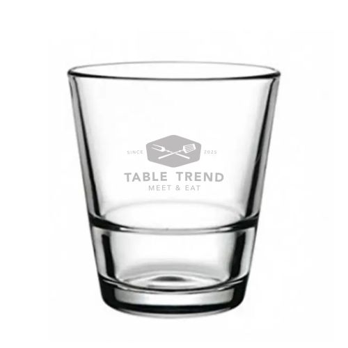 Detail of water glass Grande S with engraved TableTrend logo on the glass, visible in front view. Detail of water glass Grande S with engraved TableTrend logo on the glass, visible in front view.
