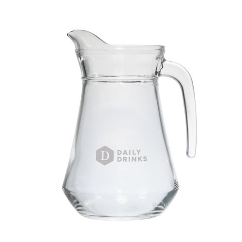 Engraving of DailyDrinks logo on front of transparent Broc Arc glass water jug 1.0 litre.