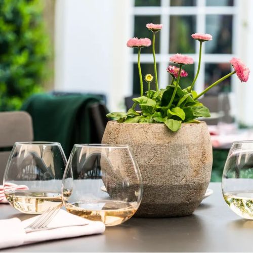 Wijnglas Ronda 59 cl glas gevuld met wijn en geplaats in sfeervolle omgeving