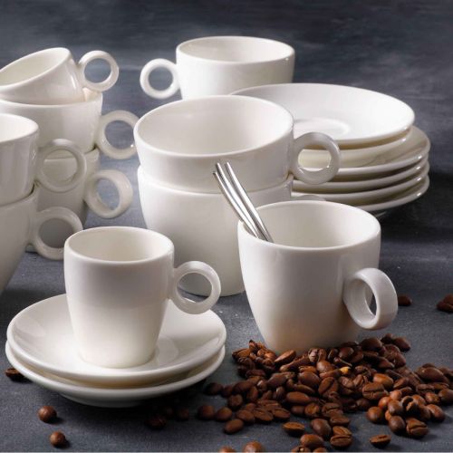 Bart Koffie 17 cl. porseleinen set gevuld met koffie, gepresenteerd in sfeervolle setting. Bart Koffie 17 cl. porseleinen set gevuld met koffie, gepresenteerd in sfeervolle setting.