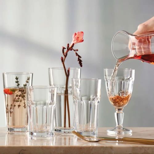 Atmosphere image of Casablanca beer glass 47.5 cl. in use, filled and held in everyday setting.