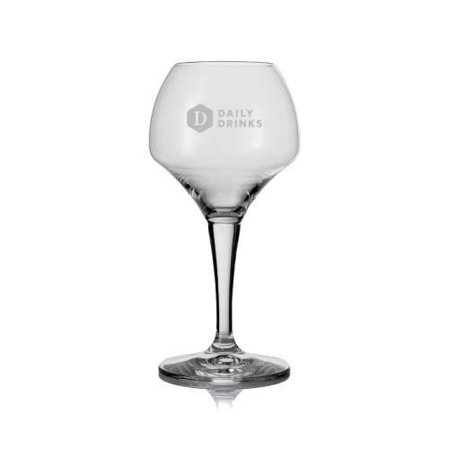 Front view of beer glass Norbert 42 cl. with engraved DailyDrinks logo subtly visible on the glass.