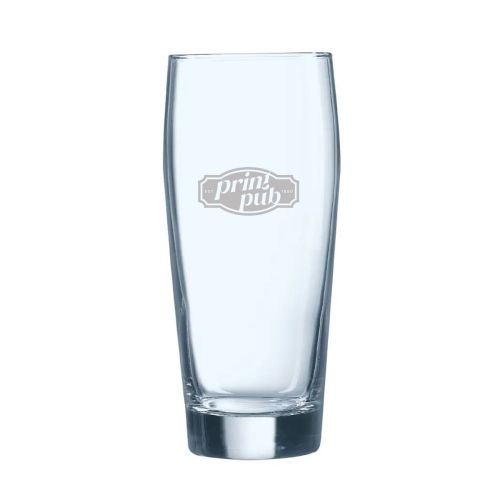 Gravure van PrintPub-logo zichtbaar op de voorkant van het bierglas Willy 33 cl. horeca . Gravure van PrintPub-logo zichtbaar op de voorkant van het bierglas Willy 33 cl. horeca .