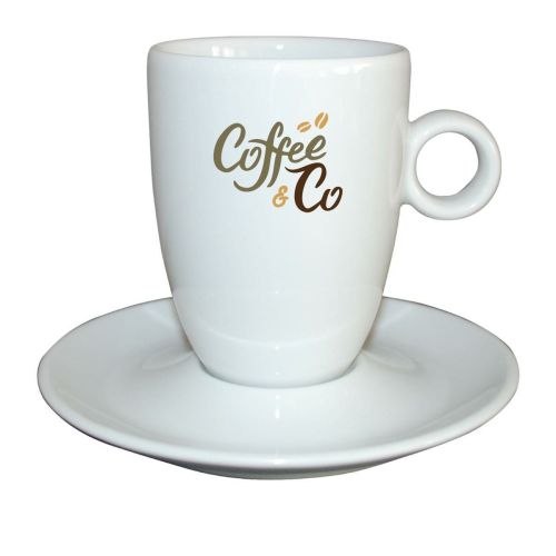 Bola Cappuccino hoog wit 25 cl. SET met meerkleurig CoffeeCo-logo, zichtbaar op het witte vooraanzicht. Bola Cappuccino hoog wit 25 cl. SET met meerkleurig CoffeeCo-logo, zichtbaar op het witte vooraanzicht.