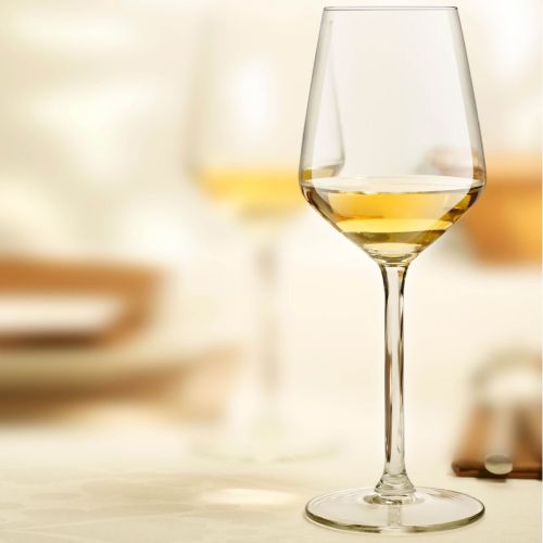Carre wijnglas 29 cl. met drank en bedrukt logo, geplaatst in een sfeervolle setting. Carre wijnglas 29 cl. met drank en bedrukt logo, geplaatst in een sfeervolle setting.