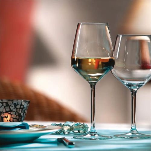 Carre wijnglas 38 cl. met drank in sfeervolle setting op tafel geplaatst. Carre wijnglas 38 cl. met drank in sfeervolle setting op tafel geplaatst.