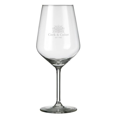 Gravure van het CorkColor-logo zichtbaar op de voorzijde van het Carre wijnglas 53 cl. Gravure van het CorkColor-logo zichtbaar op de voorzijde van het Carre wijnglas 53 cl.
