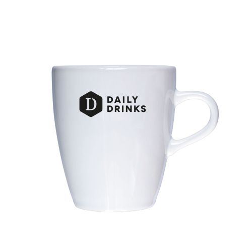 Voorzijde van Cynthia mok 20 cl. bedrukt met enkelkleurig DailyDrinks-logo op wit porselein. Voorzijde van Cynthia mok 20 cl. bedrukt met enkelkleurig DailyDrinks-logo op wit porselein.