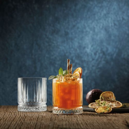 Elysia Whisky glas 21 cl. gevuld met drank in een sfeervolle ruimte gepresenteerd.