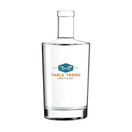 Neos fles 0,7 liter kurk met meerkleurig logo van TableTrend, gecentreerd op het glazen voorvlak. Neos fles 0,7 liter kurk met meerkleurig logo van TableTrend, gecentreerd op het glazen voorvlak.
