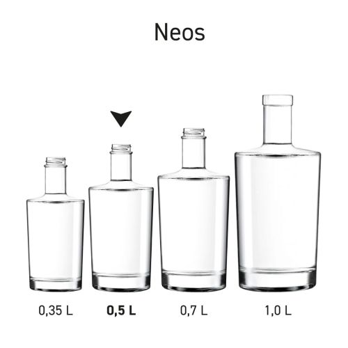 Meerdere Neos flessen van glas, opgesteld als productserie. Meerdere Neos flessen van glas, opgesteld als productserie.