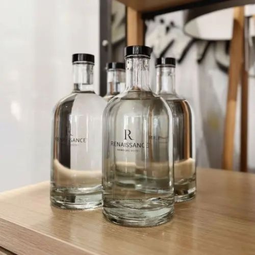 Gevulde Fles Oslo 0,7 liter met bedrukt logo in een ingerichte sfeerruimte geplaatst. Gevulde Fles Oslo 0,7 liter met bedrukt logo in een ingerichte sfeerruimte geplaatst.