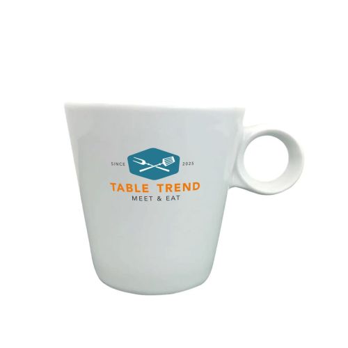 Voorzijde van de Lukas cappuccinokop wit 19.5 cl met meerkleurig TableTrend-logo op het porselein. Voorzijde van de Lukas cappuccinokop wit 19.5 cl met meerkleurig TableTrend-logo op het porselein.