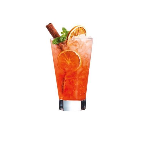 Shetland 42 cl. glass filled with liquor, shown in realistic use case.