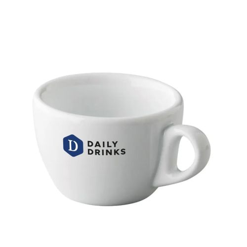 Voorzijde van cappuccinokop met meerkleurig DailyDrinks-logo op wit porselein. Voorzijde van cappuccinokop met meerkleurig DailyDrinks-logo op wit porselein.