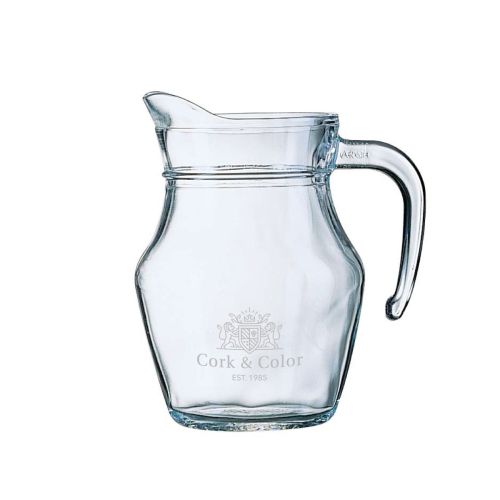 Waterkan Broc Arc 0,5 liter van glas met fijn gegraveerd CorkColor-logo aan de voorzijde. Waterkan Broc Arc 0,5 liter van glas met fijn gegraveerd CorkColor-logo aan de voorzijde.