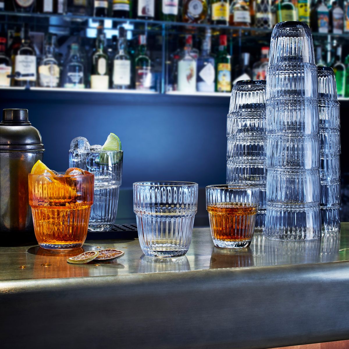 Barshine tumbler 21 cl filled and with logo in an ambient setting