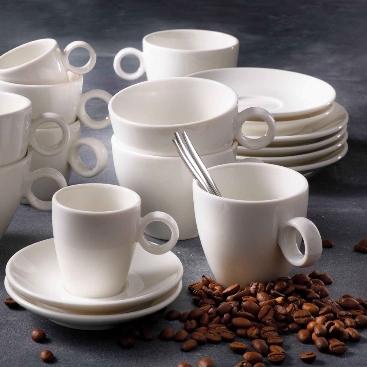 Bart Koffie 17 cl. porseleinen set gevuld met koffie, gepresenteerd in sfeervolle setting.