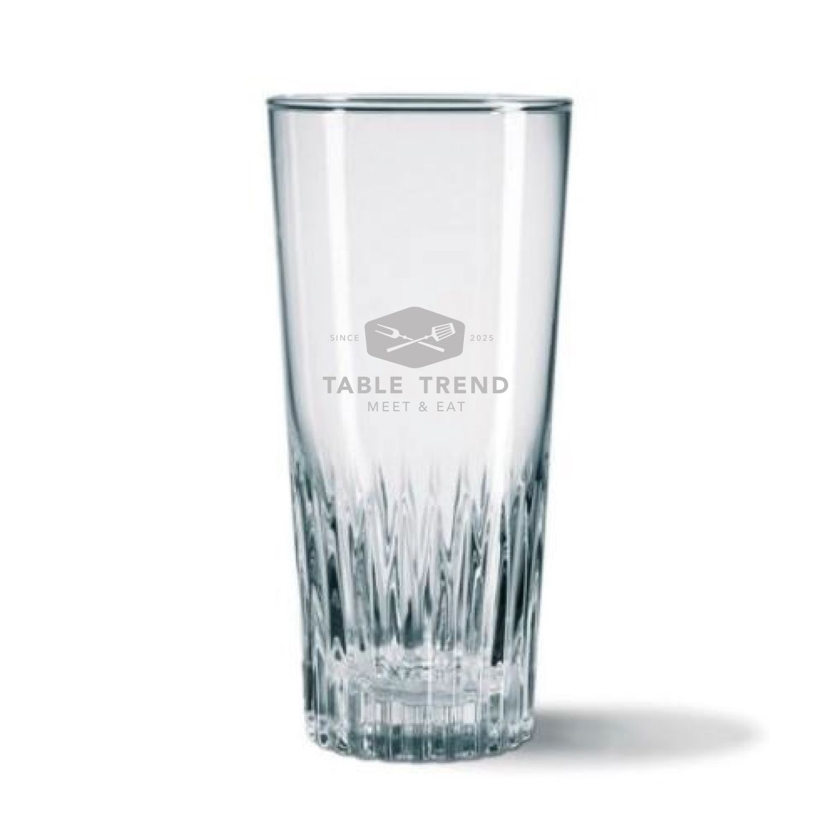 Engraving of TableTrend logo on front of beer glass Gaetan 32 cl. embedded in glass.