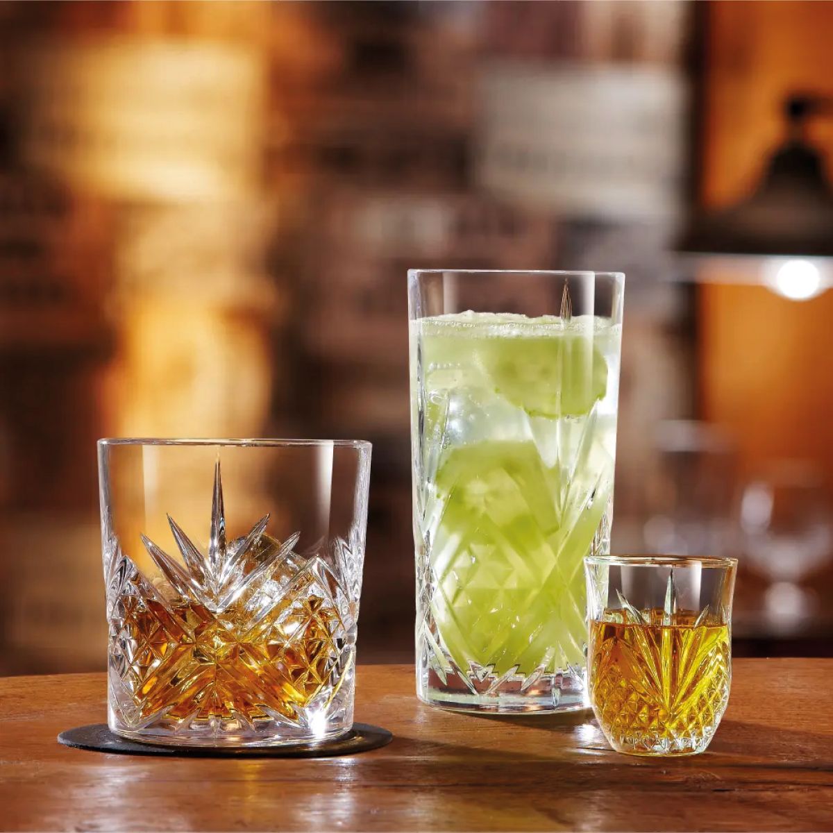 Broadway Tumbler 30 cl. glas met inhoud in een realistische, sfeervolle setting.