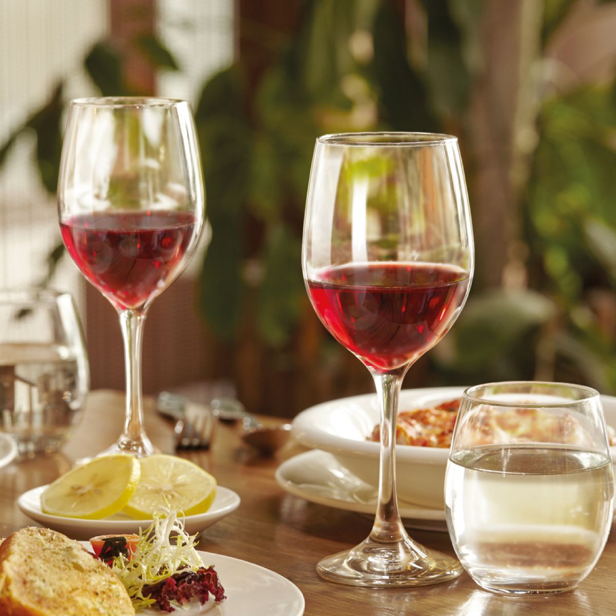 Atmosphere image shows the Esprit port glass 14 cl. filled and with logo in a warm setting.