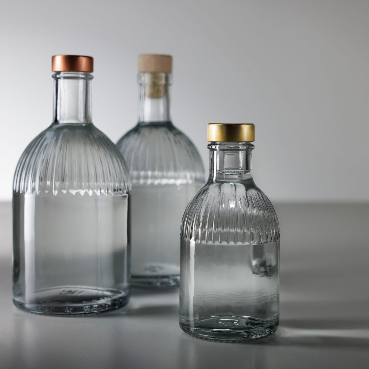 Fles Florence 0,2 liter glas gevuld met drank, geplaatst in sfeerruimte met natuurlijke setting.