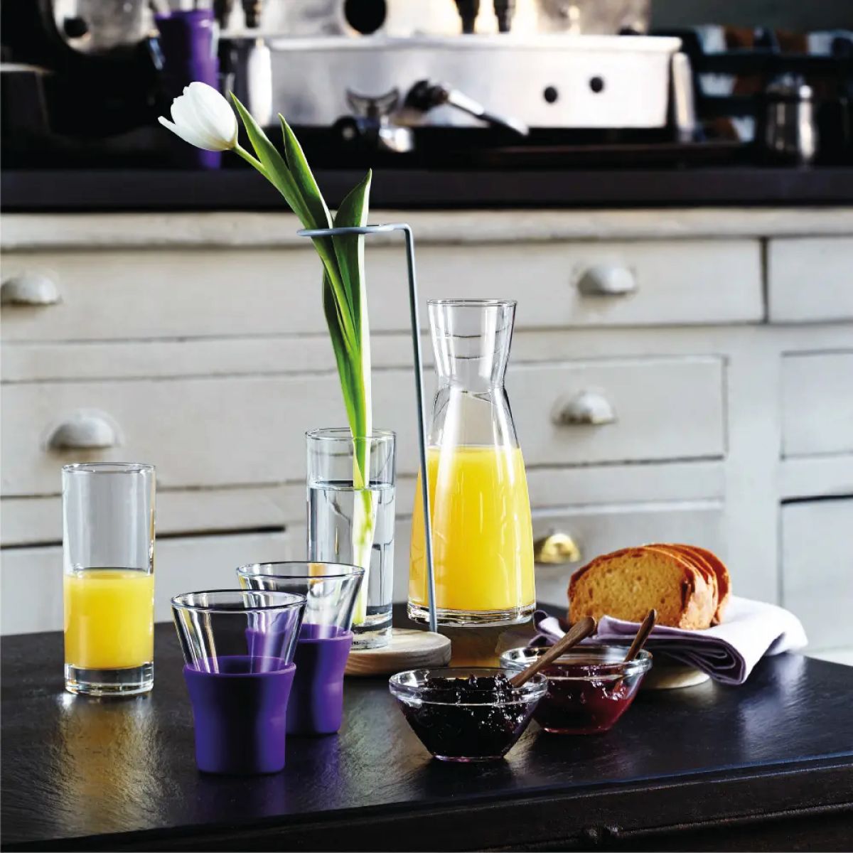 Glass Carafe Ypsilon 1 litre with beverage filling, placed in kitchen area.