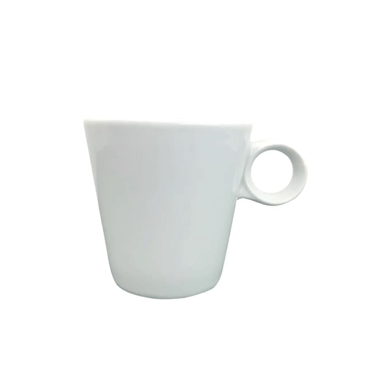 Vooraanzicht van de witte Lukas koffiekop van 16 cl. met ronde vorm en groot oor. Vooraanzicht van de witte Lukas koffiekop van 16 cl. met ronde vorm en groot oor.