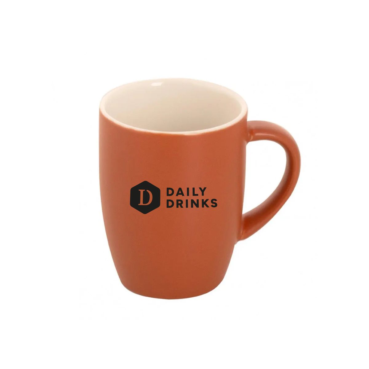 Matt brown porcelain Robusta mug 18 cl with black DailyDrinks logo in front view.