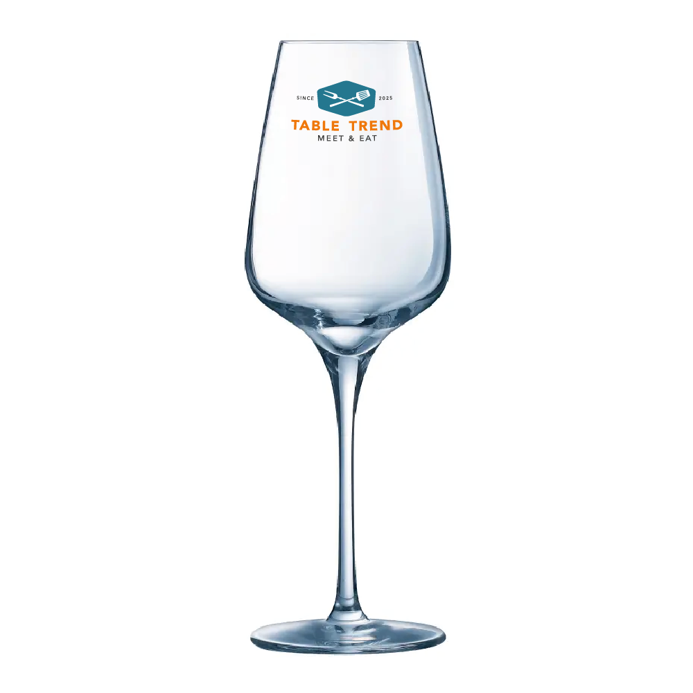 Front of the Sublym wine glass 45 cl printed with multi-coloured TableTrend logo.