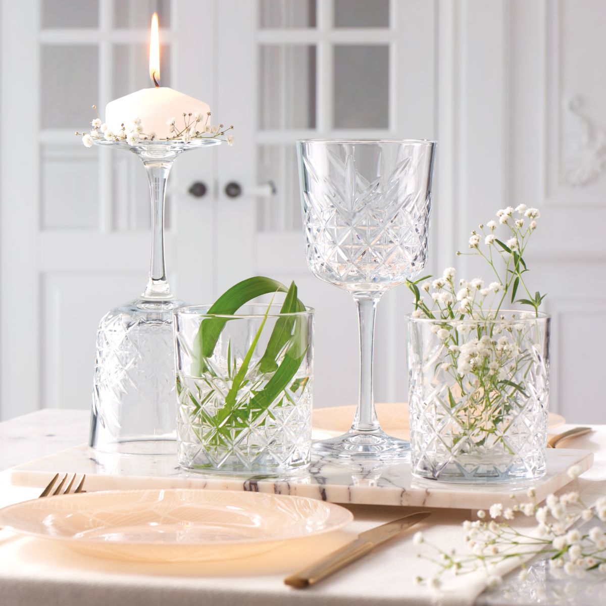 Gevuld Timeless wijnglas geplaatst in sfeervolle omgeving met natuurlijke belichting.